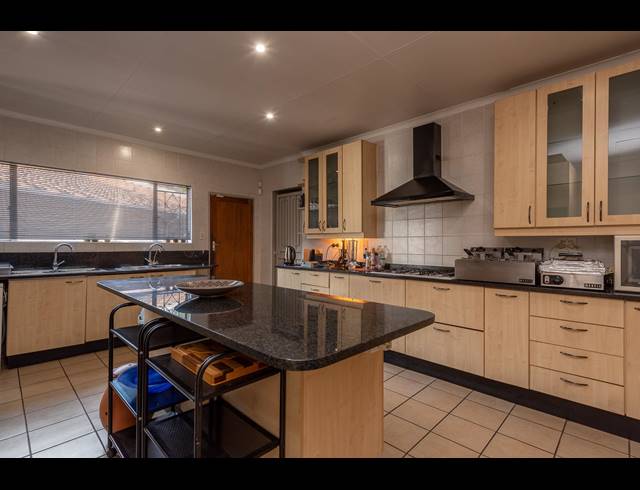 13 BEDROOM FREEHOLD FOR SALE IN ROODEKRANS